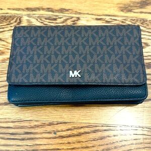 NWOT Michael Kors Logo wallet/cluch
